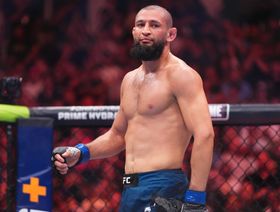 حمزة شيماييف يتوج بطلاً للعالم في الوزن المتوسط بمنافسات UFC 319