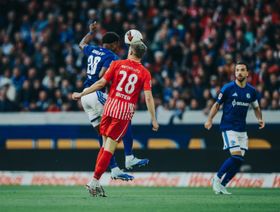 فرايبورغ بعشرة لاعبين يفوز على شالكه ويتصدر الدوري الألماني