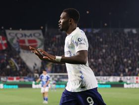 شاهد.. إنتر المتصدر ينتزع فوزاً مثيراً أمام كومو في الدوري الإيطالي