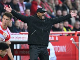 فينسنت كومباني يدافع عن مانويل نوير بعد خطئه في تعادل بايرن ميونيخ