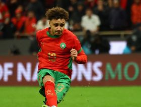 شاهد.. لفتة بن صغير الإنسانية لمشجع مصاب بعد فوز المغرب