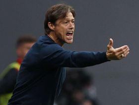 صدمة.. إيقاف مدرب إشبيلية ماتياس ألميدا 7 مباريات