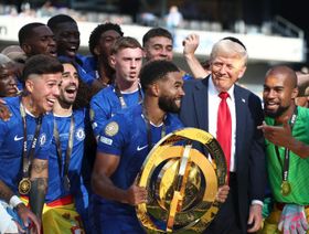 ترمب احتفل مع لاعبي تشيلسي ونال نسخة من كأس العالم للأندية