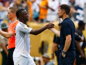 "كلنا في نفس القارب".. ألونسو يرد على تجاهله في اعتذار فينيسيوس