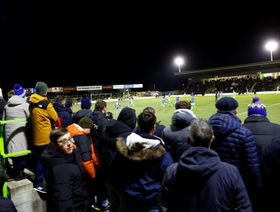 هل تعاني من الاكتئاب؟.. طبيب يعالج المرضى بحضور مباريات كرة القدم