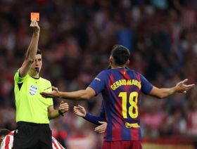 المنافسة مستحيلة.. أتلتيكو مدريد يكشف تناقض الحكم أمام برشلونة بالفيديو