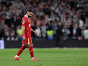 هل يغيب محمد صلاح عن 10 مباريات مع ليفربول بسبب قرار فيفا؟