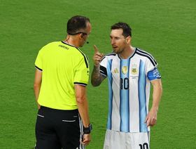 حوار عاصف بين ميسي والحكم البرتغالي خلال مباراة الأرجنتين وسويسرا