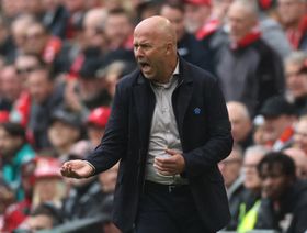 سلوت: لا أواجه صداعاً في الاختيار بين إيكيتيكي وإيزاك بهجوم ليفربول