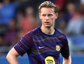 دي يونغ ينتقد إقامة مباراة برشلونة وفياريال في ميامي