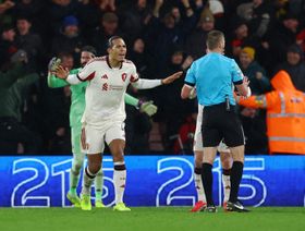 فان دايك يدافع عن نفسه بعد ليلة "كارثية" مع ليفربول