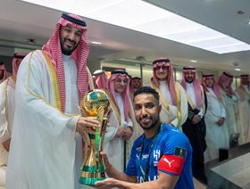 شاهد.. ولي العهد السعودي يسلّم كأس الملك إلى سالم الدوسري قائد الهلال