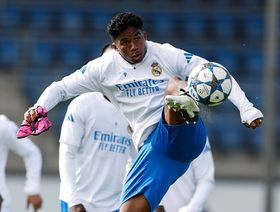 سر الاتصال الهاتفي بين مدرب ليون ومهاجم ريال مدريد