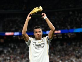 كيليان مبابي يحتفل بالحذاء الذهبي مع جماهير ريال مدريد