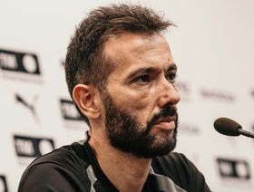 فالنسيا يُقيل مدربه ومديره التنفيذي لسوء النتائج
