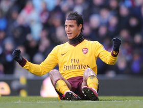 مروان الشماخ يرد التحية لعمدة نيويورك بإهدائه قميص أرسنال