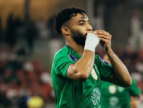 الأهلي يفتقد صالح أبو الشامات أمام الهلال في كأس الملك