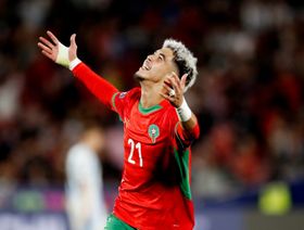 شاهد.. فاماليكاو يحتفي بالمغربي ياسر الزابيري بعد لقب المونديال