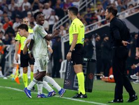 أتلتيكو مدريد يساند سيميوني ويتّهم فينيسيوس بإثارة الاشتباك