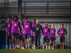 أرقام رسمية تكشف تراجعاً بدنياً مقلقاً لبرشلونة وهانزي فليك يبحث عن حلول