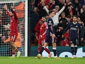 سوبوسلاي يصحح خطأ قائد ليفربول ويتعادل مع آيندهوفن بالشوط الأول