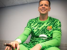 تشيزني يكشف عن "اتفاقية التدخين" مع فليك مدرب برشلونة