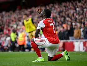 ساكا "العريس" يكشف تفاصيل مكالمة هاتفية مع الأسطورة هنري