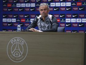 لويس إنريكي يشكو "أخباراً كاذبة لزعزعة استقرار" باريس سان جيرمان