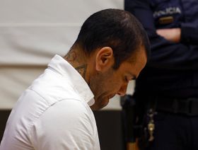 حبس داني ألفيس 4 سنوات ونصف بتهمة الاعتداء الجنسي