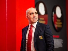 مانشستر يونايتد يصدم جماهيره بتقرير العام المالي ويتجه للتشقف