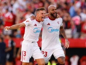 طوفان إشبيلية يسحق برشلونة ويحافظ لريال مدريد على قمة الليغا