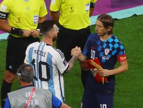 مودريتش يعترف بمعاناته أمام ميسي.. ويكشف موقفه من الاعتزال