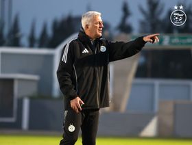 مدرب الجزائر يطالب بنسيان الماضي ويرفض الكشف عن موقف زيدان