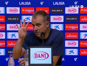 "فليك الكريم".. مدرب برشلونة يتقاسم مكافآته مع مساعديه