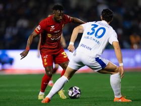 شاهد.. نيفيز يتقدم للهلال من ركنية نادرة والقادسية يتعادل سريعاً