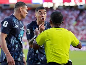 فيفا يلغي اعتماد أحد الصحفيين بسبب واقعة ألميرون