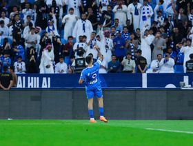 الهلال يهزم التعاون بثلاثية ويضع يداً على لقب الدوري