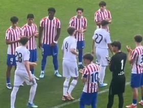 شاهد.. صغار أتلتيكو يحرجون ريال مدريد بـ"ممر شرفي" قبل الكلاسيكو