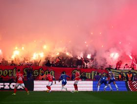 بنفيكا يفرض التعادل على بورتو وطرد مورينيو