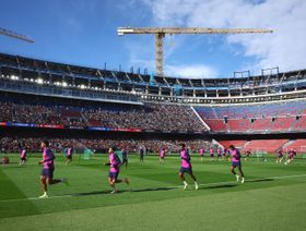 "جبل من الديون".. برشلونة على رأس قائمة الخطر في العالم