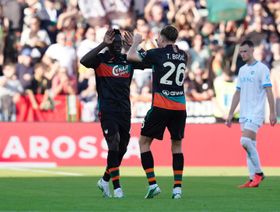 شاهد.. فينيزيا متذيّل ترتيب الدوري الإيطالي ينتزع فوزه الأول أمام نابولي