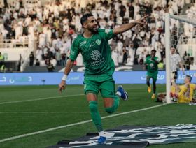رياض محرز يُشعل الميركاتو.. 7 أندية تتسابق لضم نجم الأهلي والجزائر