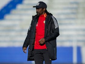 أليو سيسيه يتولى تدريب أنغولا بعد يوم واحد من رحيله عن ليبيا