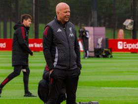 سلوت يؤكد مشاركة إيزاك بمواجهة ليفربول وأتلتيكو مدريد "الصعبة"