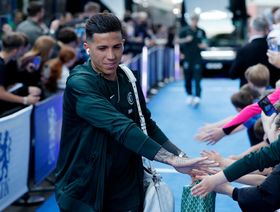 إنزو فرنانديز يقود تشكيلة تشيلسي أمام مانشستر يونايتد بعد العفو عنه