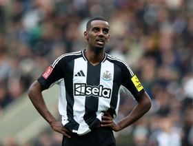 تفاصيل "الظهور الأول" لإيزاك في مقر نيوكاسل بعد نهاية "التمرد"