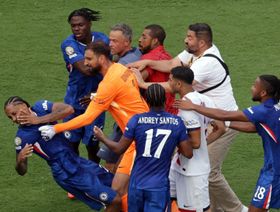 لماذا لم يتعرض لويس إنريكي للإيقاف رغم "لكمة" ضد جواو بيدرو؟