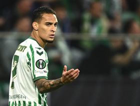 مانشستر يونايتد يطلق سراح لاعبه البرازيلي بـ"شرط الـ50%"