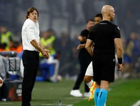 بعد نجاحه في تدريب أيك أثينا.. إشبيلية يستعين بماتياس ألميدا