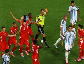 مجلس الاتحاد الدولي لكرة القدم: طرد إمبولو ضد الأرجنتين كان خاطئاً